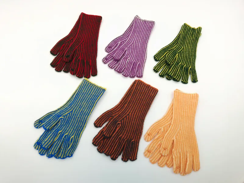Sechs Paar gestreifte Strickhandschuhe in Rot, Lila, Grün, Blau, Braun und Apricot nebeneinander auf weißem Hintergrund