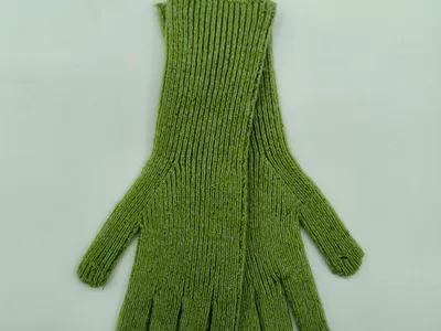 Olivgrüne Strickhandschuhe mit verlängertem Schaftbündchen in Draufsicht auf weißem Hintergrund, klassisches Fünf-Finger-Design