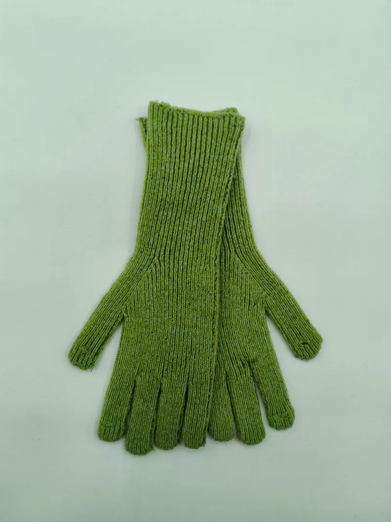 Olivgrüne Strickhandschuhe mit verlängertem Schaftbündchen in Draufsicht auf weißem Hintergrund, klassisches Fünf-Finger-Design