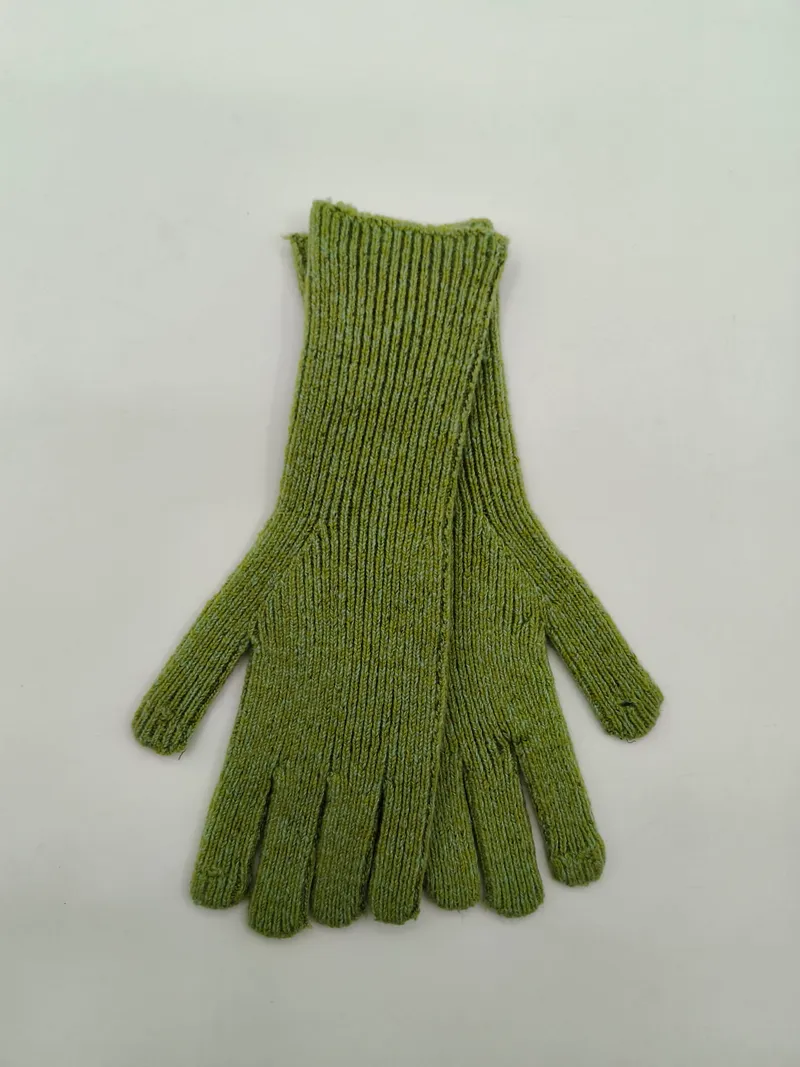 Draufsicht auf olivgrüne Rippstrickhandschuhe mit breitem Stulpenbündchen auf weißem Untergrund