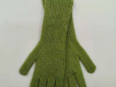 Draufsicht auf olivgrüne Rippstrickhandschuhe mit breitem Stulpenbündchen auf weißem Untergrund
