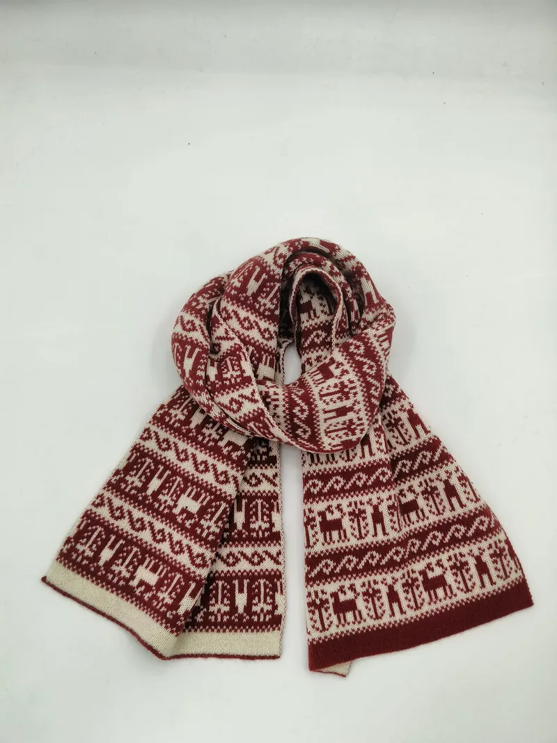 Weinroter Winterschal mit cremefarbenen Rentier- und Fair-Isle-Ornamenten, aufgerollt auf weißem Untergrund