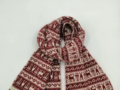 Weinroter Winterschal mit cremefarbenen Rentier- und Fair-Isle-Ornamenten, aufgerollt auf weißem Untergrund