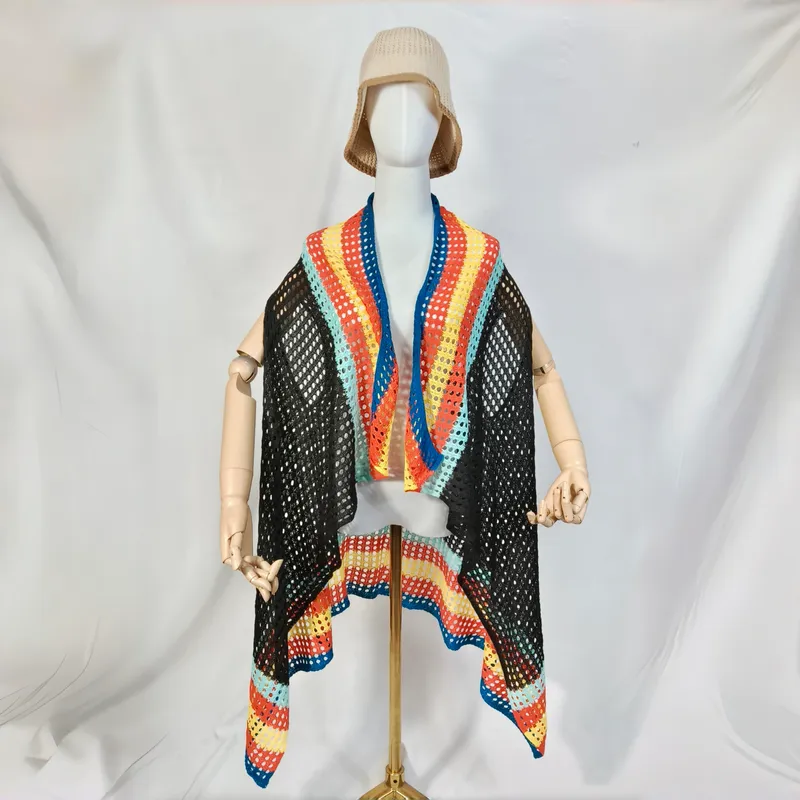 Schwarze offene Häkelweste mit bunter Streifenborte in Blau, Orange, Gelb und Mint auf Schneiderpuppe mit Beige-Hut