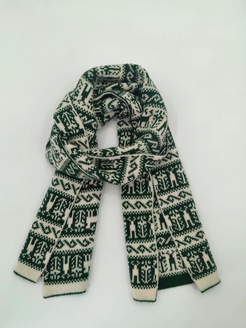 Gefalteter grün-cremefarbener Strickschal mit geometrischem Fair-Isle-Muster aus der Vogelperspektive auf weißem Hintergrund