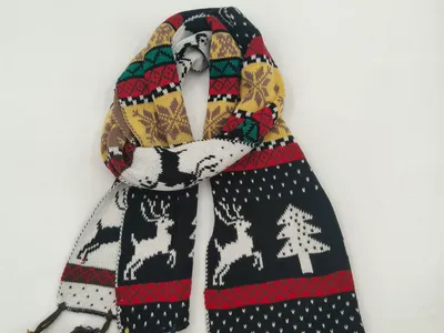 Bunter Weihnachtsstrickschal mit Rentier- und Tannenbaummustern sowie mehrfarbiger Bommelborte an den Enden