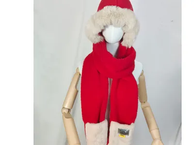 Rotes Fleece-Kinderset aus Kapuzenmütze und Schal mit cremefarbenem Kunstfellrand und weißem Bommel auf Schaufensterkopf