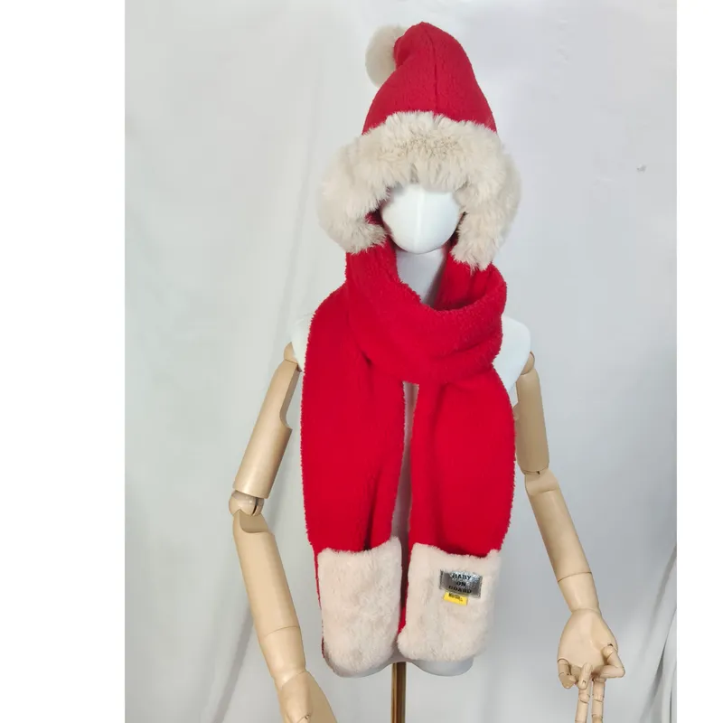 Rotes Fleece-Kinderset aus Kapuzenmütze und Schal mit cremefarbenem Kunstfellrand und weißem Bommel auf Schaufensterkopf