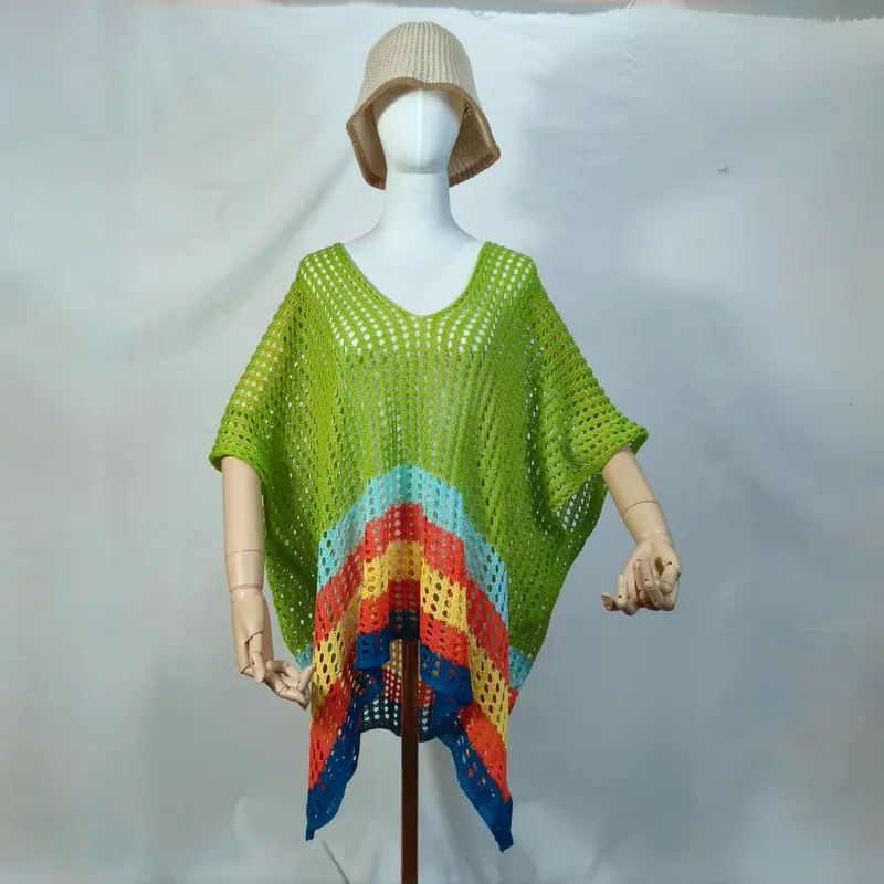 Schneiderpuppe mit lindgrünem Häkelmesh-Poncho, buntem Chevron-Abschluss und beigefarbenem Bucket Hat, Strandlook