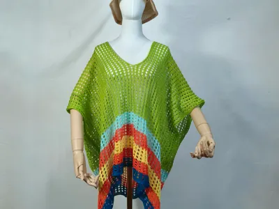 Schneiderpuppe mit lindgrünem Häkelmesh-Poncho, buntem Chevron-Abschluss und beigefarbenem Bucket Hat, Strandlook