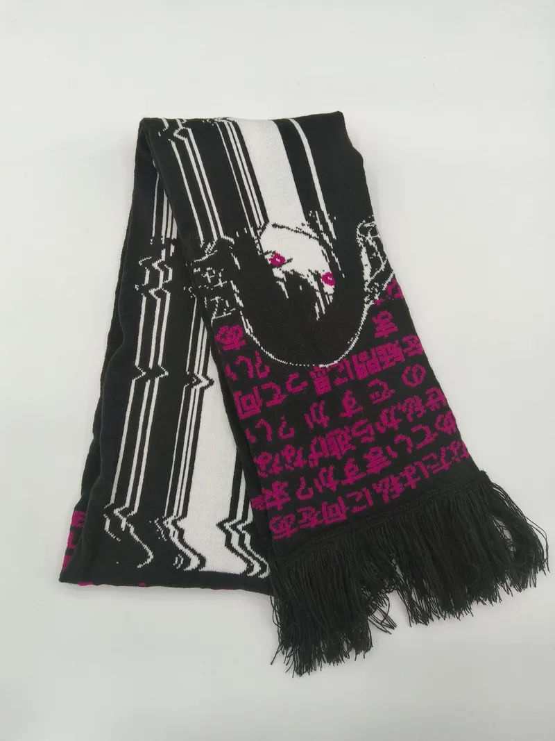Dunkler Strickschal mit weißem Porträt-Aufdruck, pinken asiatischen Schriftzeichen und schwarzem Fransenabschluss