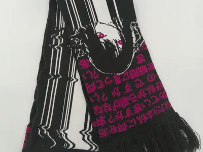 Dunkler Strickschal mit weißem Porträt-Aufdruck, pinken asiatischen Schriftzeichen und schwarzem Fransenabschluss