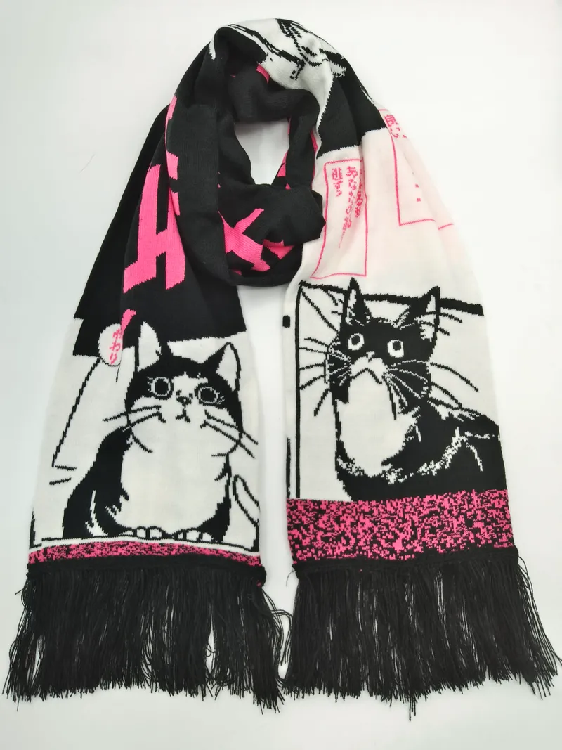 Gestrickter Winterschal mit schwarz-weißen Manga-Katzenzeichnungen, pinkfarbenen japanischen Schriftzügen und Fransenkanten