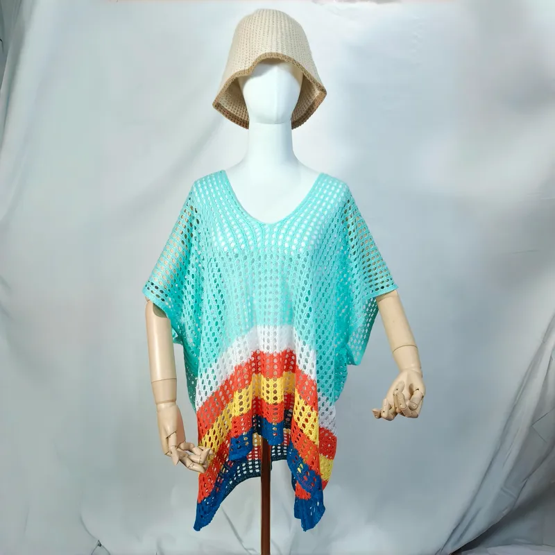 Schneiderpuppe mit türkisfarbenem Häkel-Strandponcho, V-Ausschnitt, buntem Zickzacksaum und beigem Strohhut