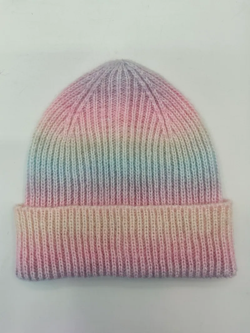 Gestrickte Wintermütze mit sanftem Farbverlauf in Pastellrosa, Lavendel, Mintgrün und Cremeweiß mit gefaltetem Rand