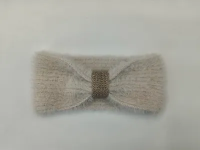 Weiches Ohrenwärmer-Stirnband in Beige aus flauschigem Garn mit goldenem Metallic-Häkelstreifen in der Mitte, flach fotografiert