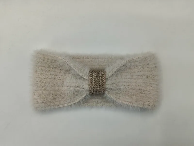 Weiches Ohrenwärmer-Stirnband in Beige aus flauschigem Garn mit goldenem Metallic-Häkelstreifen in der Mitte, flach fotografiert