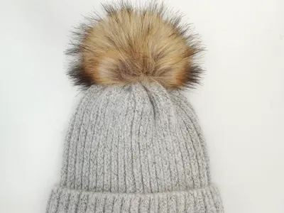 Gestrickte Wintermütze in Hellgrau mit weichem Kunstfell-Pompon, grober Rippenstruktur und umgeschlagenem Bündchen