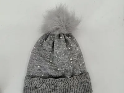Graue Wintermütze aus Strick mit Zopfmuster-Bündchen, aufgestreuten Perlen und funkelnden Kristallsteinen sowie flauschigem Bommel