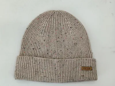Beige Strickmütze mit bunten Farbflecken im Garn, breitem gefaltetem Bund, Flachaufnahme auf weißem Hintergrund