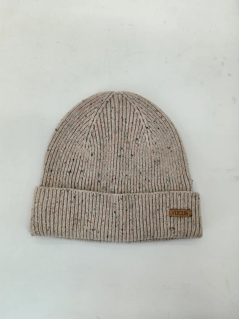 Beige Strickmütze mit bunten Farbflecken im Garn, breitem gefaltetem Bund, Flachaufnahme auf weißem Hintergrund