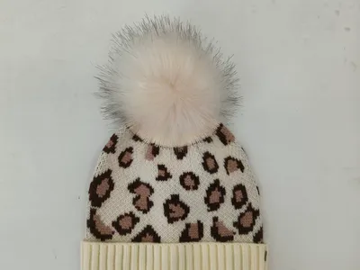 Cremeweiße Strickmütze mit braunem Leopardenmuster, geripptem Bündchen und flauschigem weißem Kunstfell-Pompon
