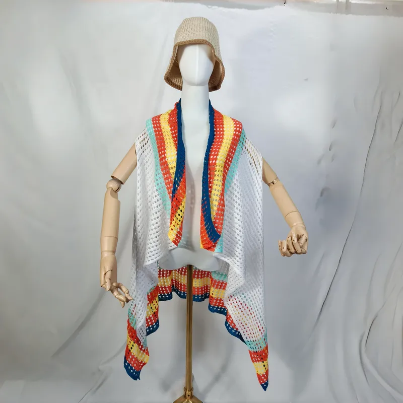 Weiße ärmellose Häkel-Cardigan mit bunten Streifen in Orange, Blau, Gelb, Türkis auf Schneiderpuppe mit Hut