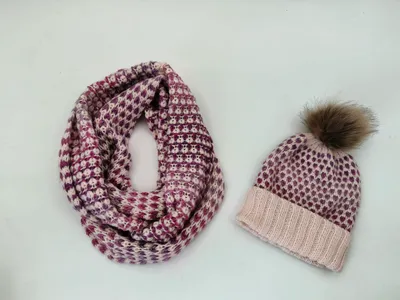 Passendes Winterset aus meliertem Schlauchschal und Rippenstrickmütze mit Kunstfell-Bommel in Lila und Creme