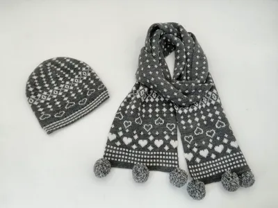 Grau-weißes Strickset im Fair-Isle-Stil mit Herzchen-Motiven, Bommel-Mütze und passendem Schal mit Bommelenden, Draufsicht