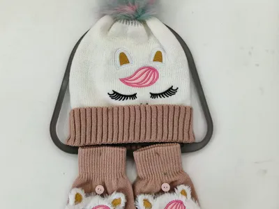 Weißes Mädchen-Strickset mit Einhorn-Mütze, buntem Kunstfell-Bommel und passenden beigefarbenen Fingerhandschuhen zum Wenden