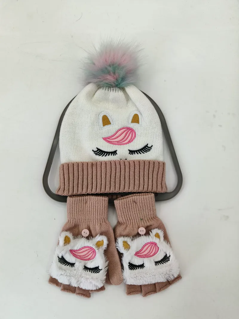 Weißes Mädchen-Strickset mit Einhorn-Mütze, buntem Kunstfell-Bommel und passenden beigefarbenen Fingerhandschuhen zum Wenden