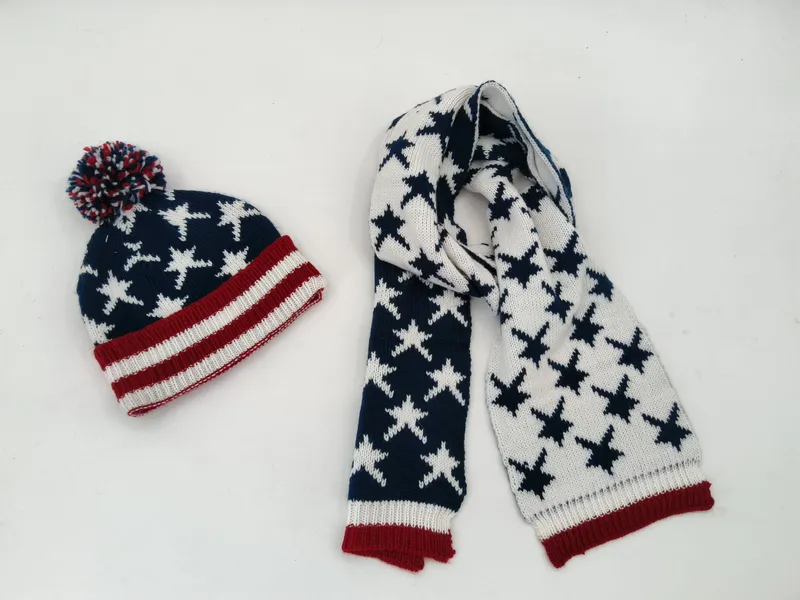 Strickmütze mit Bommel und passender Schal mit Sternenmuster in Marineblau, Rot und Weiß, Gesamtansicht