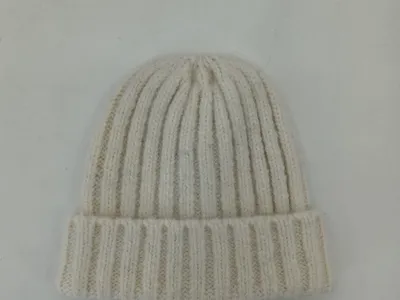 Hellbeige Wintermütze aus Rippenstrick mit breitem Umschlag, in Draufsicht auf weißem Untergrund
