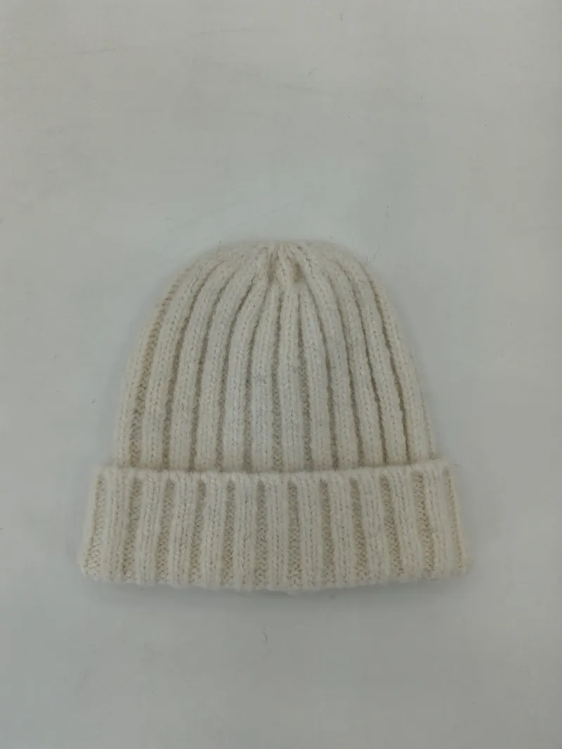 Hellbeige Wintermütze aus Rippenstrick mit breitem Umschlag, in Draufsicht auf weißem Untergrund