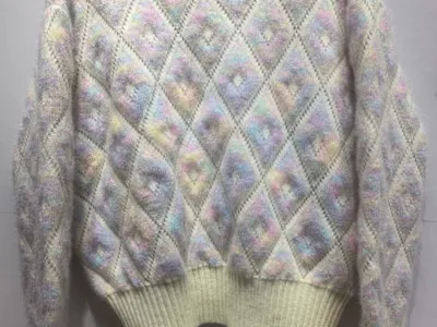 Cremefarbener Flauschpulli mit Crewneck und buntem Rauten-Argyle-Muster in Rosa, Blau, Flieder und Gelb