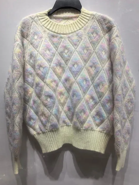 Cremefarbener Flauschpulli mit Crewneck und buntem Rauten-Argyle-Muster in Rosa, Blau, Flieder und Gelb
