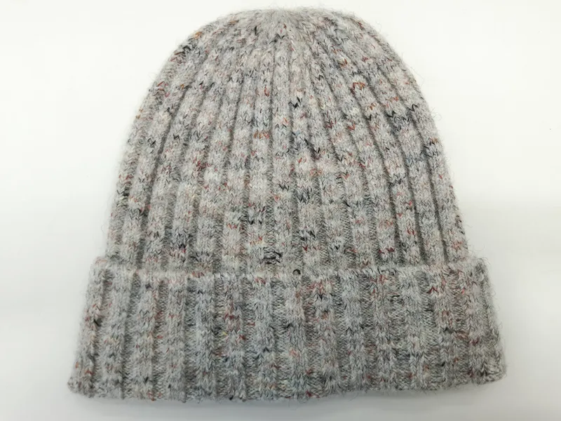 Rippenstrick-Beanie in Graumelange mit bunten Farbeinschlüssen aus Rost und Anthrazit sowie Umschlagbündchen, auf weißem Hintergrund