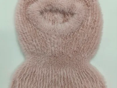 Pastellrosa Plüsch-Balaclava mit Katzenohren und geripptem Nackenwärmer, flach auf weißem Hintergrund liegend