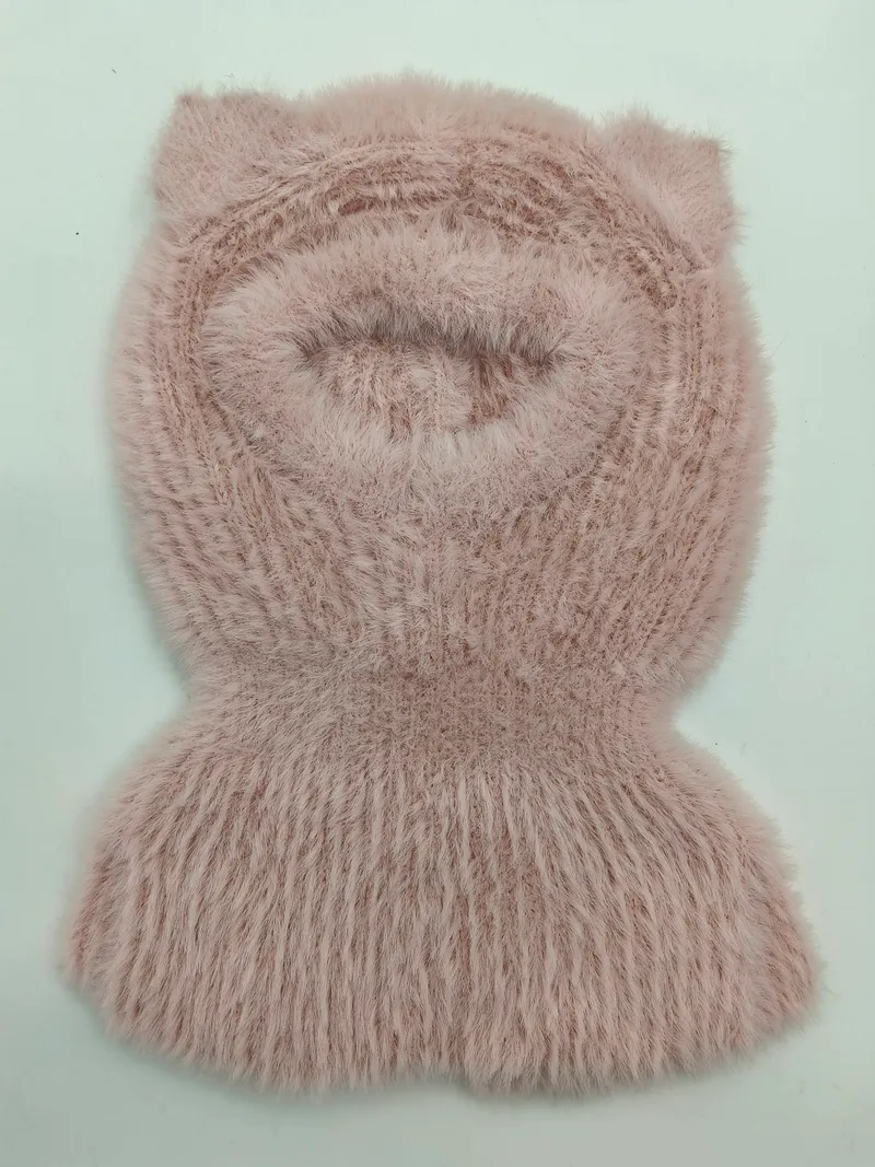 Pastellrosa Plüsch-Balaclava mit Katzenohren und geripptem Nackenwärmer, flach auf weißem Hintergrund liegend