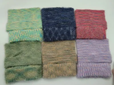 Sechs quadratische Stoffproben mit weicher Bürstenoberfläche in Petrol, Marine, Rotpink, Salbeigrün, Sandbeige und Lavendel