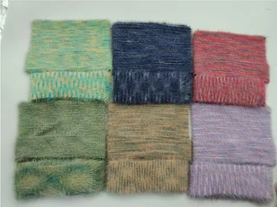 Sechs Eyelash-Garn-Stoffproben in Petrol, Marine, Pink-Rot, Salbeigrün, Sandbeige und Lavendel in Rasteranordnung
