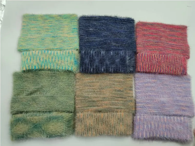Sechs Eyelash-Garn-Stoffproben in Petrol, Marine, Pink-Rot, Salbeigrün, Sandbeige und Lavendel in Rasteranordnung