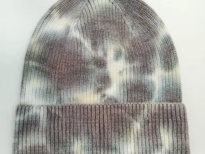 Rippenstrick-Beanie mit Batikfärbung in Grau-, Creme- und Brauntönen mit Umschlagbündchen, Detailansicht