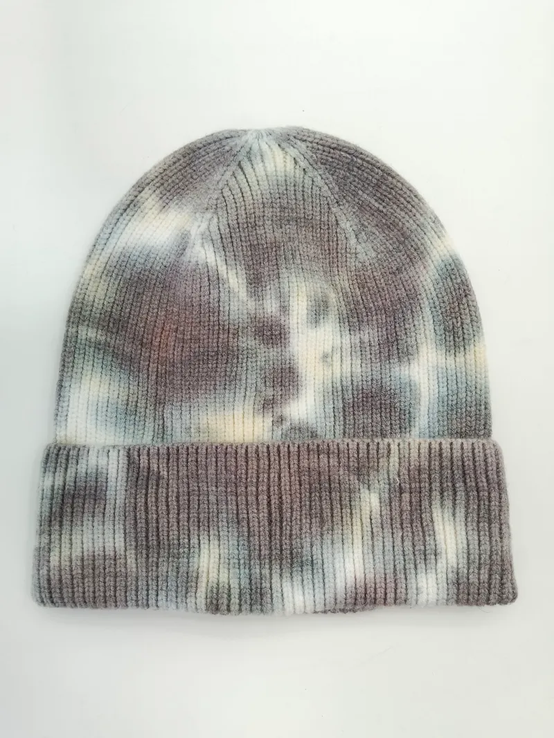 Rippenstrick-Beanie mit Batikfärbung in Grau-, Creme- und Brauntönen mit Umschlagbündchen, Detailansicht