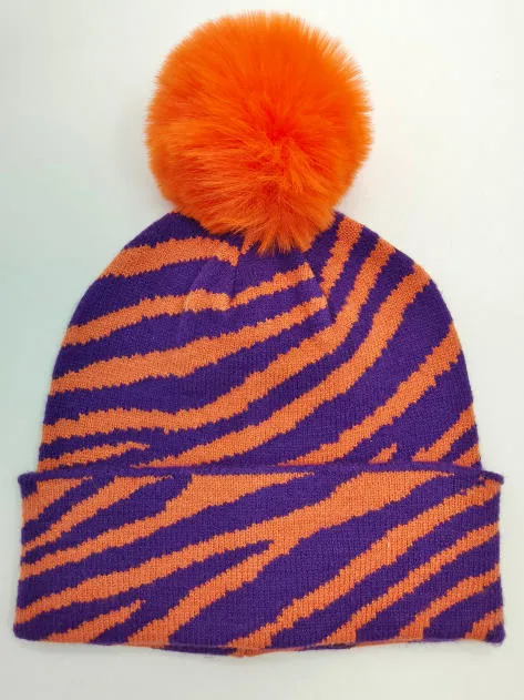 Strickmütze mit lila-orangenem Zebrastreifenmuster und großem orangefarbenem Kunstfellbommel auf der Spitze