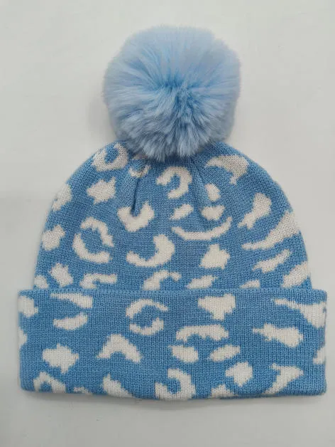 Hellblaue und weiße Leopardenmuster-Strickmütze mit flauschigem Kunstfell-Pompon auf der Oberseite