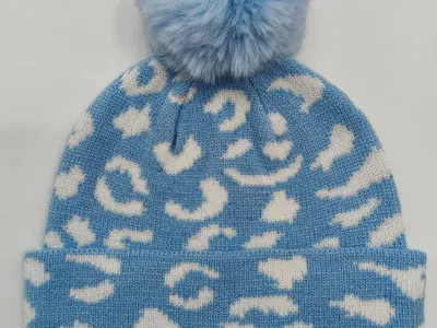 Hellblaue und weiße Leopardenmuster-Strickmütze mit flauschigem Kunstfell-Pompon auf der Oberseite