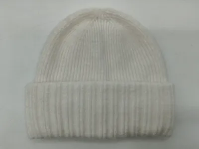 Cremeweiße Rippenstrickmütze mit gefaltetem Bündchen, flach fotografiert auf weißem Hintergrund, Wollmischung