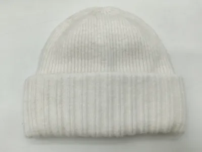 Weiße Rippenstrickmütze mit doppelt umgeschlagenem Bündchen auf weißem Hintergrund, Flachaufnahme