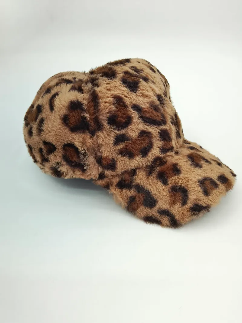 Fluffige Baseball-Cap aus Kunstfell mit braun-schwarzem Leoparden-Cheetah-Muster auf weißem Hintergrund